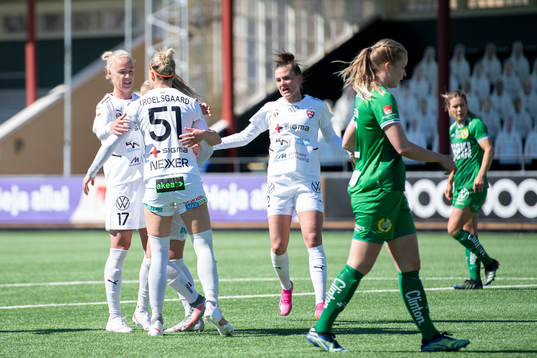 Rosengårds Jelena Cankovic, Sanne Troelsgaard och Caroline Seger jublar efter 2-0 målet