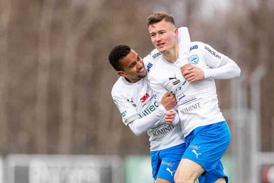Värnamos Erick Brendon och Robin Dzabic jublar