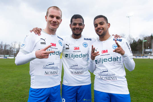 Värnamos Freddy Winsth, Wenderson Oliveira do Nascimento och Erick Brendon jublar