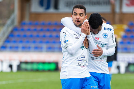 Värnamos Erick Brendon och William Kenndal jublar