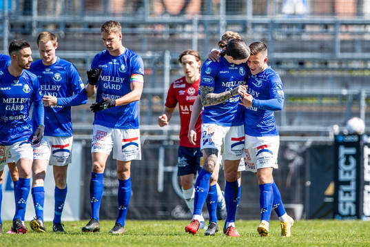 Trelleborgs Isak Jönsson och Haris Brkic jublar efter 1-1