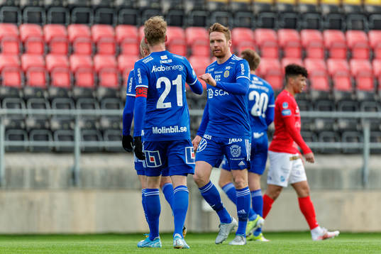 Sundsvalls David Myrestam jublar med Sundsvalls Pontus Engblom
