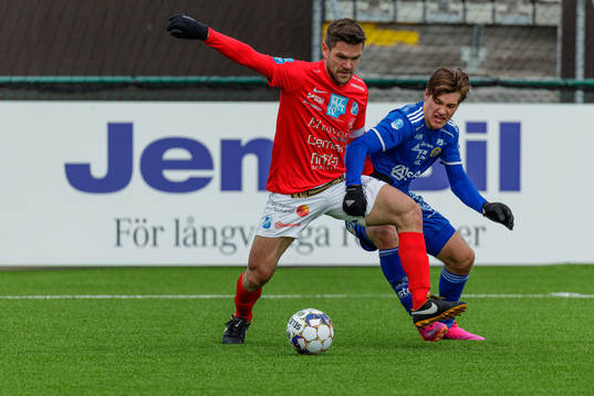 Norrbys Ivo Dominik Pekalski  i kamp med Sundsvalls Johan Bengtsson 
