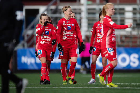 Linköpings Olga Ahtinen och Nilla Fischer jublar