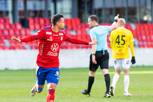 Östers Marc Rochester Sörensen jublar efter att han gjort 1-1