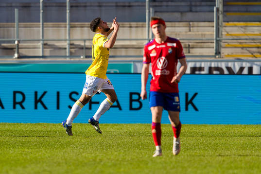 Falkenbergs Edi Sylisufaj jublar efter sitt 0-1 mål