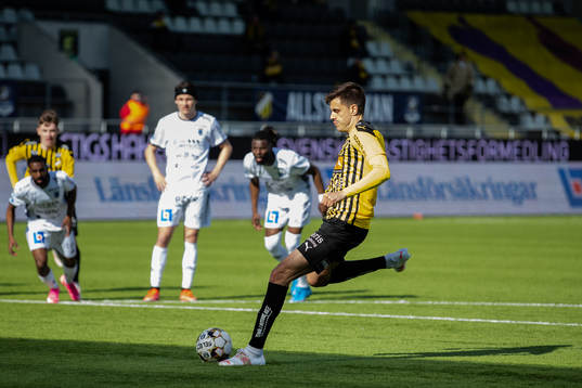Häckens Alexander Jeremejeff  skjuter reducering till 1-2 på straff