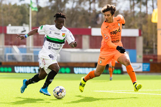 GAIS Michael Kargbo i kamp om bollen med AFC Eskilstunas Robin Tihi