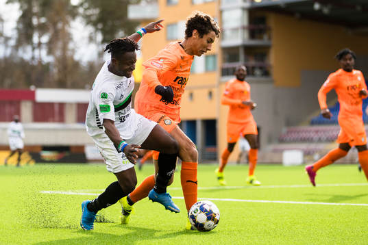 GAIS Michael Kargbo i kamp om bollen med AFC Eskilstunas Robin Tihi
