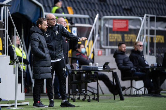 s tränare Bartosz Grzelak och assisterande tränare