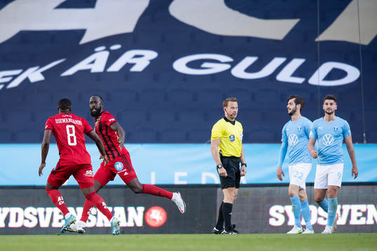 Östersunds Ronald Mukiibi och Isak Ssewankambo jublar efter 1-1