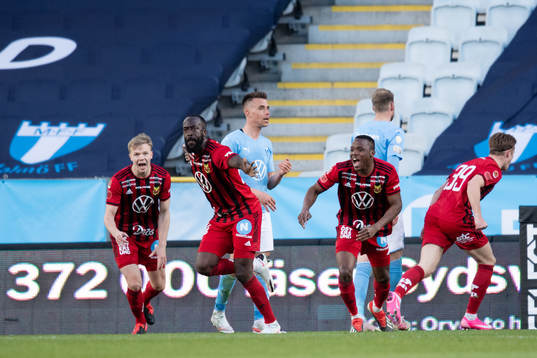 Östersunds Ronald Mukiibi, Patrick Kpozo och Eirik Haugan jublar efter 1-1