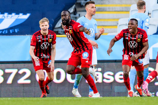 Östersunds Ronald Mukiibi jublar med Patrick Kpozo och Eirik Haugan efter han gjort 1-1