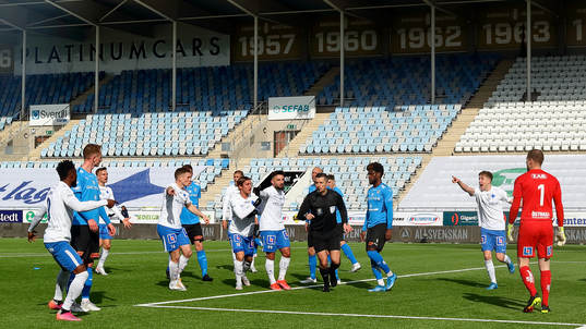 IFK Norrköpings spelare reagerar när domare Bojan Pandzic