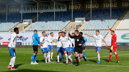 IFK Norrköpings spelare reagerar när domare Bojan Pandzic