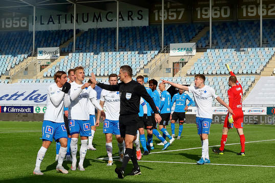 IFK Norrköpings spelare reagerar när domare Bojan Pandzic