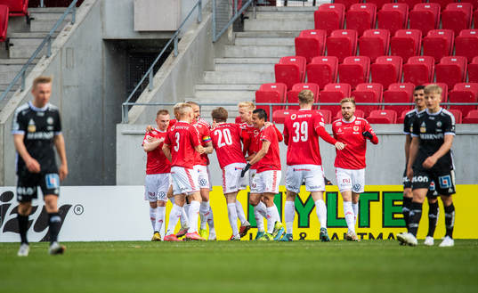 Kalmars Isak Jansson jublar med lagkamrater