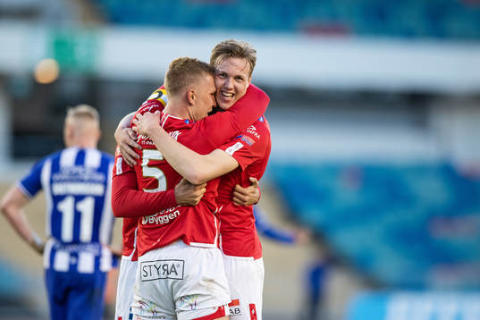 Degerfors Oliver Ekroth och Adam Carlén jublar