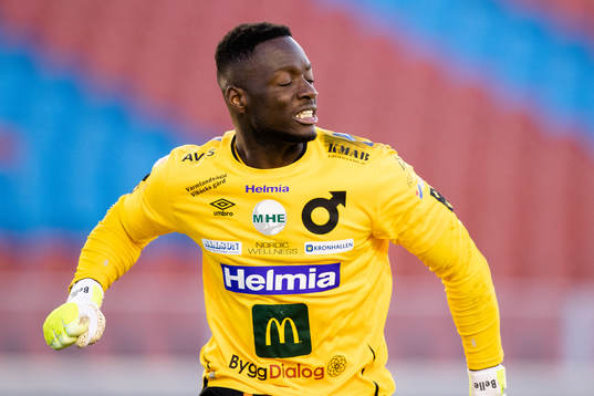 Degerfors målvakt Ismael Diawara jublar