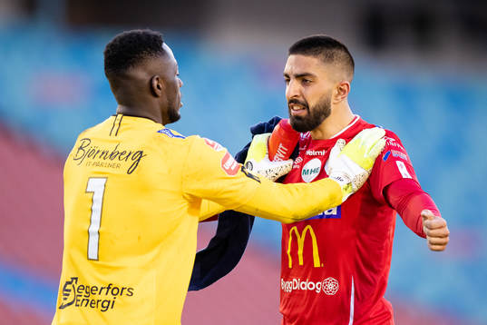 Degerfors målvakt Ismael Diawara jublar ihop med Sean Sabetkar