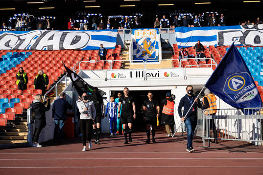 Domare och spelare på väg in för line up innan