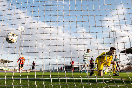 Västerås Gustaf Lagerbielke jublar efter 2-0 på straff bakom Vasalunds målvakt Filip Anger