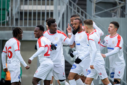 Assyriskas spelare jublar med Uchenna Ike