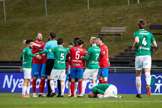 Jönköpings Perparim Beqaj har ont medan Helsingborgs Andreas Granqvist pratar med domaren