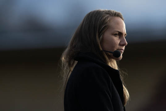 Emelie Ölander i Discovery+ studio