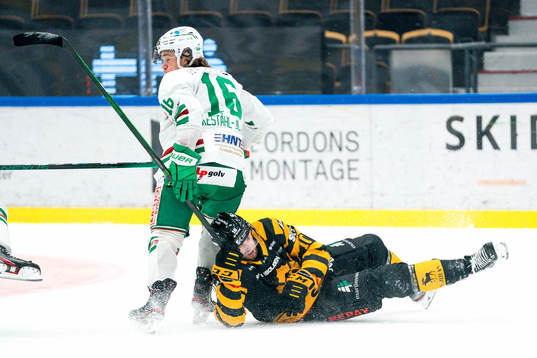 Rögles Lucas Ekeståhl Jonsson i närkamp Skellefteås