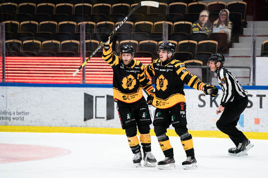 Skellefteås Oscar Möller och Adam Wilsby jublar