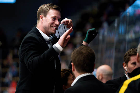 Skellefteås assisterande tränare Andreas Falk jublar