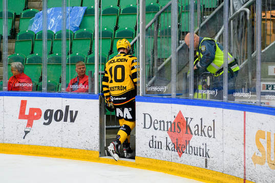 Skellefteås Joakim Lindström lämnar isen