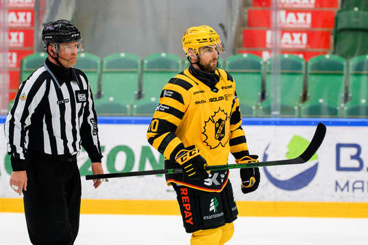 Skellefteås Joakim Lindström lämnar isen