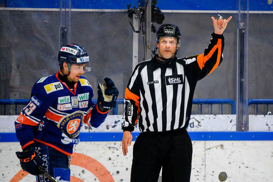 Växjös Jack Drury och domare Mikael Nord