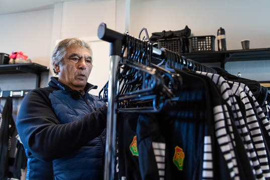 GAIS materialförvaltare Davod ”Amo” Rahimi i omklädningsrummet