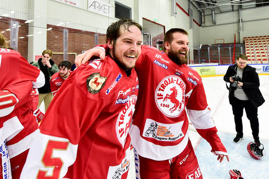 Troja/Ljungbys Niklas Enberg och Tobias Törnkvist jublar