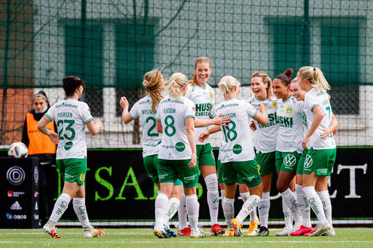Hammarbys spelare jublar med Hanna Folkesson efter 1-0