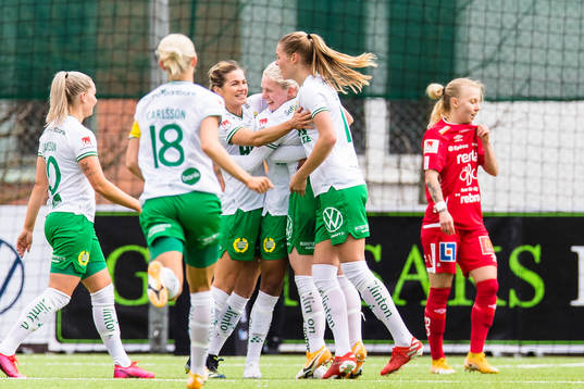Hammarbys Emilia Larsson gör 2-0 och gratuleras av lagkamrater