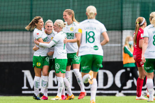 a vänster) gör 3-0 och gratuleras av lagkamrater under fotbollsmatchen i Damallsvenskan mellan Hammarby och Örebro den 1 maj 2021 i Stockholm. 