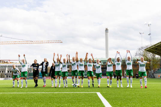 Hammarbys spelare tackar publiken utanför arenan