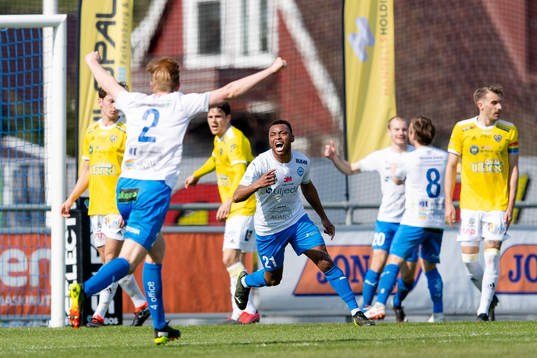 Värnamos Abdussalam Magashy jublar efter 0-1
