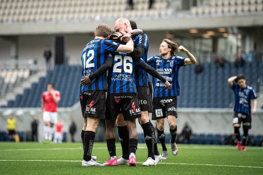 Sirius Mohammed Khalid Saeid jublar med lagkamrater efter 1-0