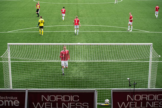 Kalmars Johan Stenmark plockar ut bollen ur mål