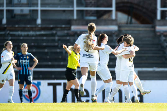 s Honoka Hayashi jublar med lagkamrater efter 1-1 under fotbollsmatchen i Damallsvenskan mellan Djurgården och AIK den 2 maj 2021 i Stockholm. 