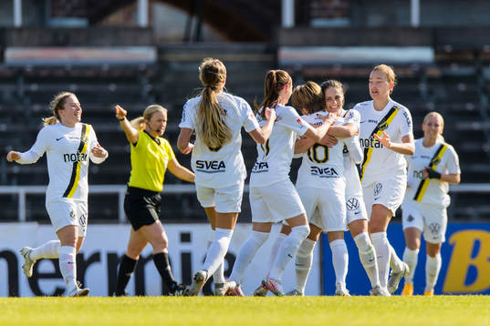 s Honoka Hayashi gör 1-0 och jublar med lagkamrater