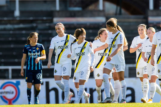 s Honoka Hayashi gör 1-0 och jublar med lagkamrater