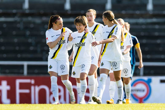 s Honoka Hayashi gör 1-0 och jublar med lagkamrater