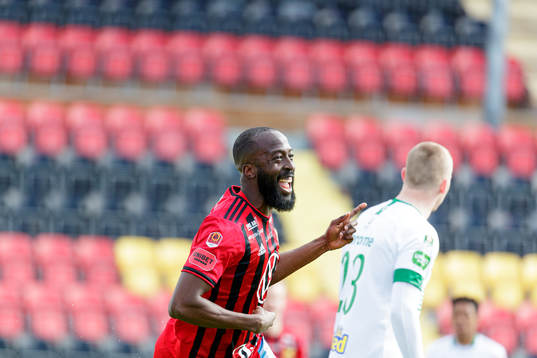 Östersunds Ronald Mukiibi jublar