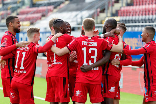 Östersunds spelare jublar med Ronald Mukiibi som gjort 1-0